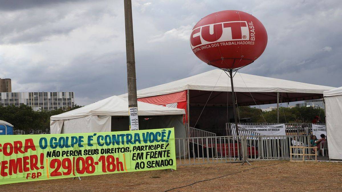 Acampamento De Integrantes Da CUT Para Acompanhar O Julgamento Do Impeachment De Dilma Rousseff