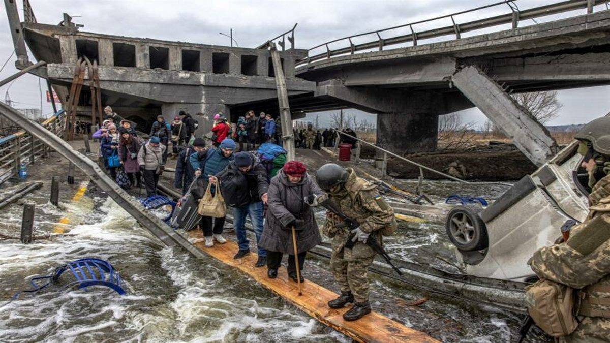 Civis Atravessam Ponte Destruída Enquanto Fogem Da Cidade De Irpin, A 20 Km De Kiev Foto EFE Roman Pilipey