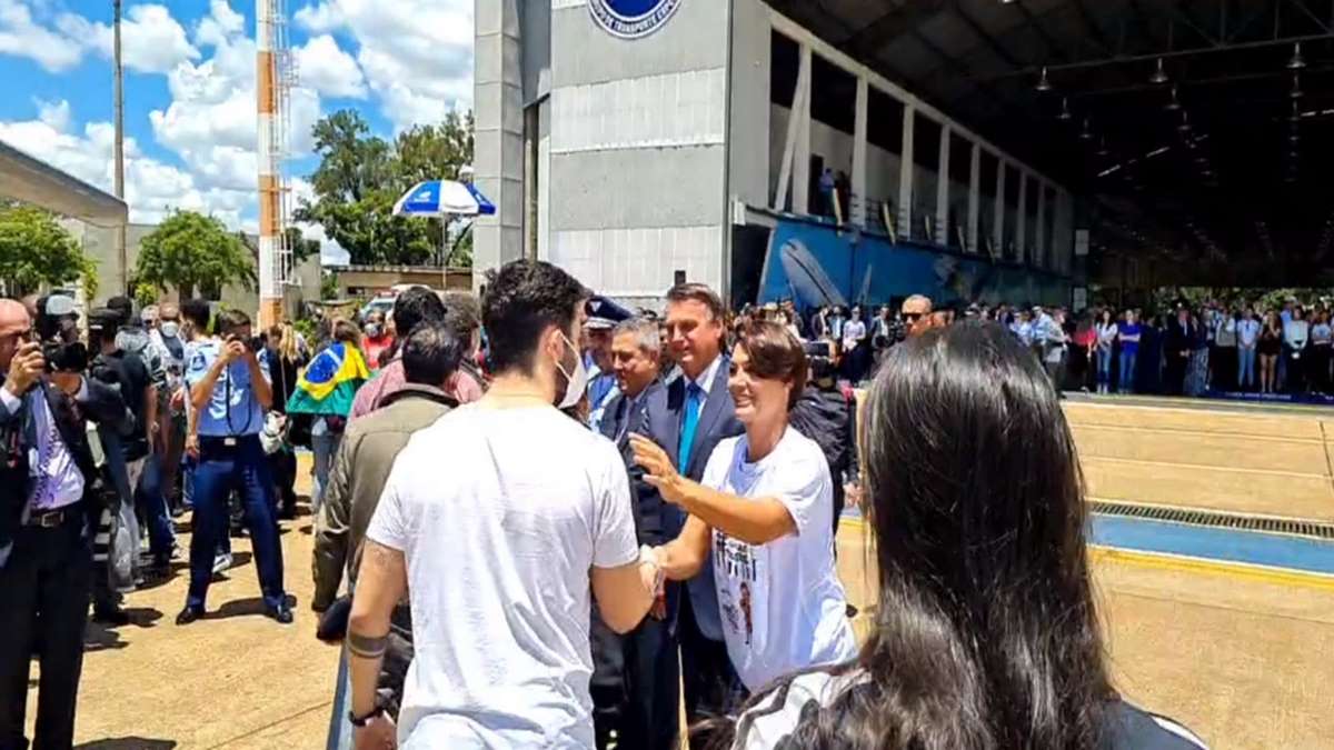 Em Brasília, Bolsonaro Recebe Repatriados Vindos Da Ucrânia Foto Print De Vídeo Facebook Jair Messias Bolsonaro