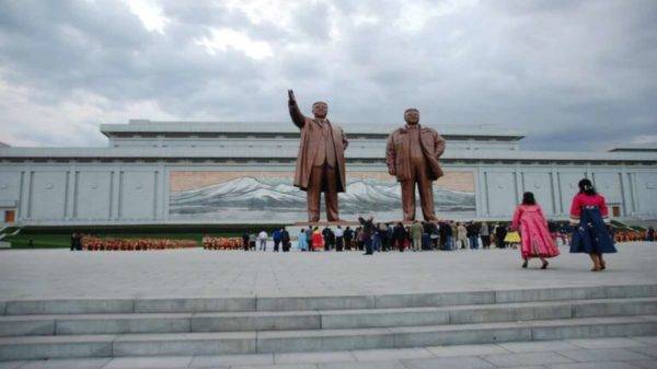 Na Coreia Do Norte Só é Permitida A Adoração à Família Do Governante E Dos Líderes Anteriores