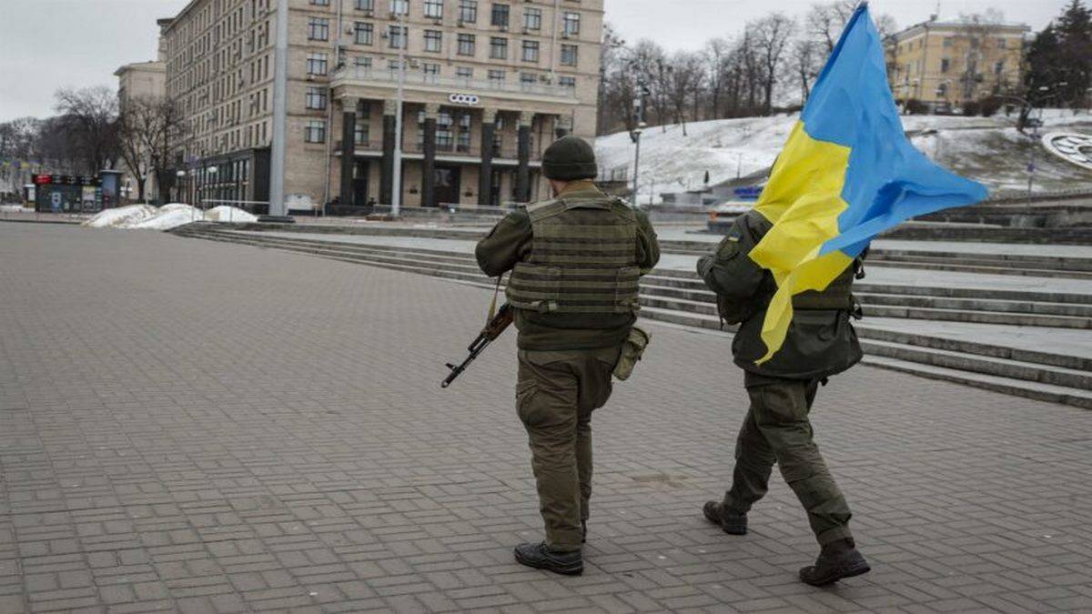 Soldados Ucranianos Caminham Com A Bandeira Nacional No Centro De Kiev Foto EFE EPA ZURAB KURTSIKIDZE