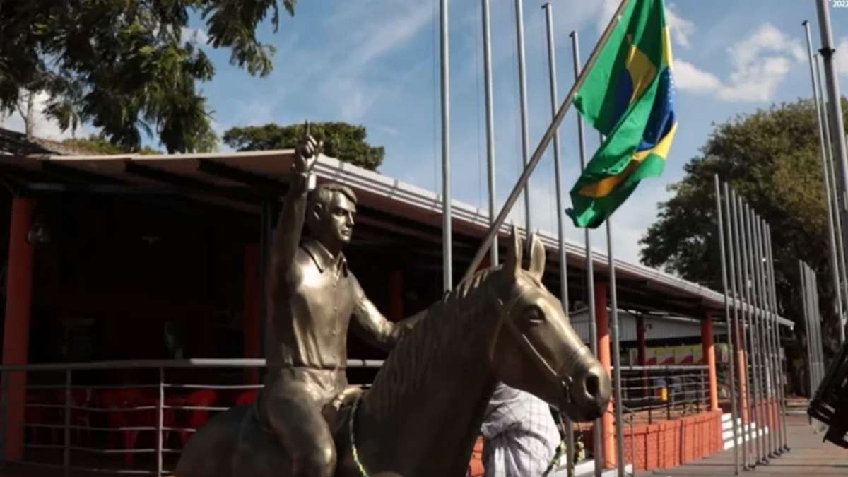 Estátua De Bolsonaro Em Passo Fundo Foto Reprodução Vídeo Facebook Fenasoja