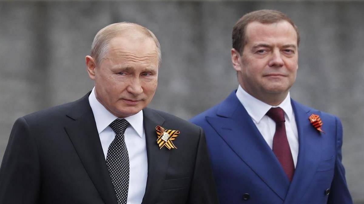 O Presidente Russo Vladimir Putin E O Ex Primeiro Ministro Dmitry Medvedev Foto EFE Yuri Kochetkov