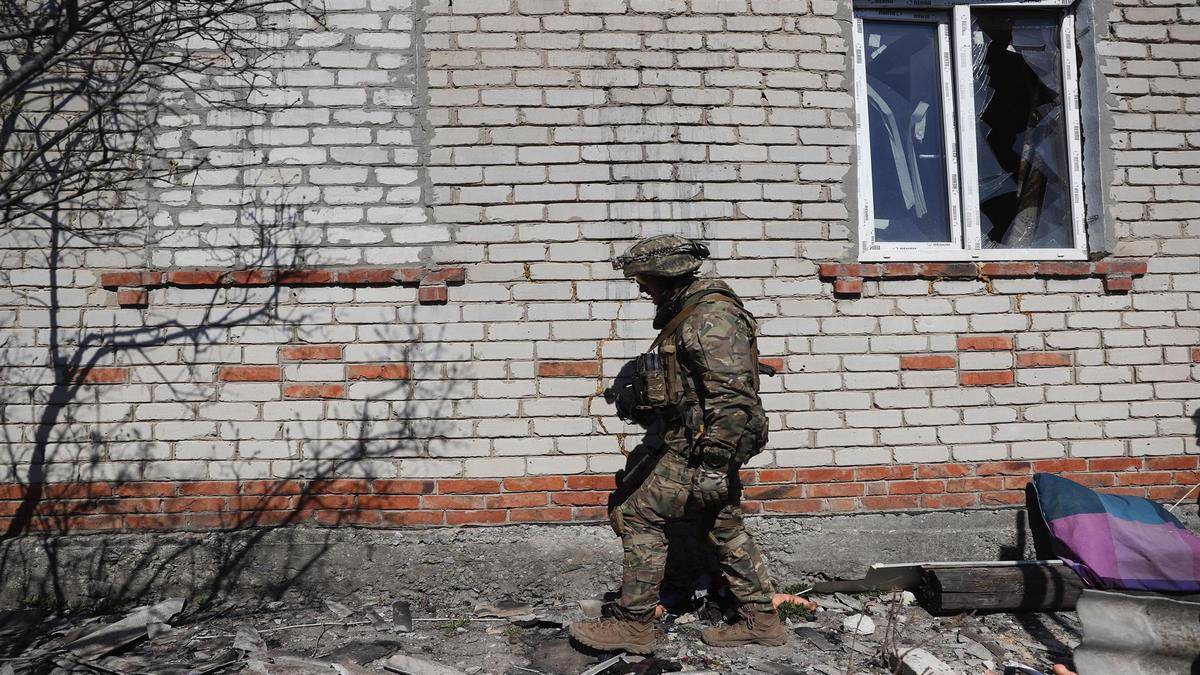 Soldado Das Forças De Defesa Territoriais Inspeciona Casas Danificadas Em Uma área Devastada Pelo Conflito No Norte Da Região De Kharkiv, Ucrânia Foto EFE EPA ATEF SAFADI
