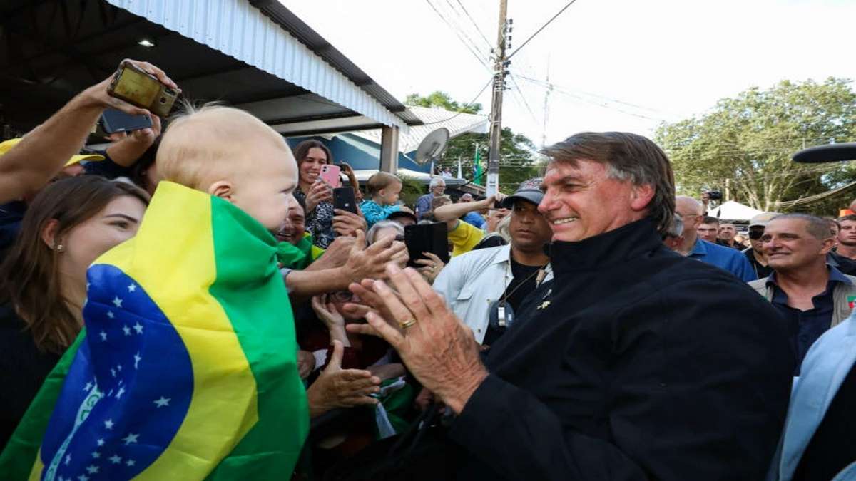 Presidente Jair Bolsonaro Cercado Pela População Foto Clauber Cleber CaetanoPR