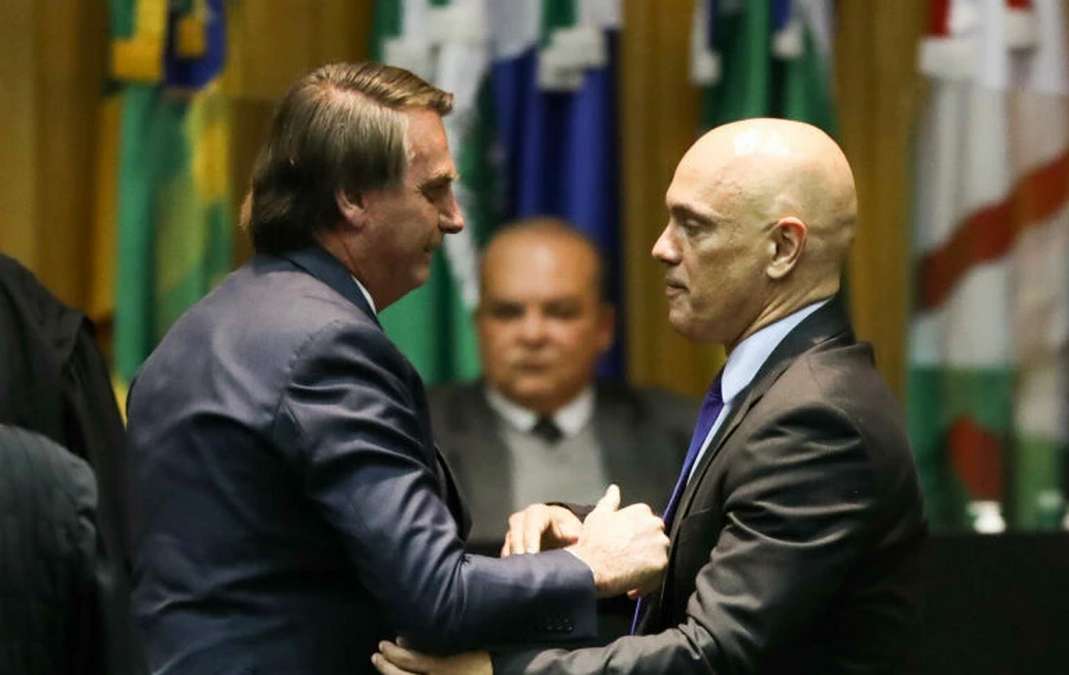 Presidente Jair Bolsonaro Cumprimenta O MinistroAlexandre De Moraes Foto Wilton Junior Estadão Conteúdo