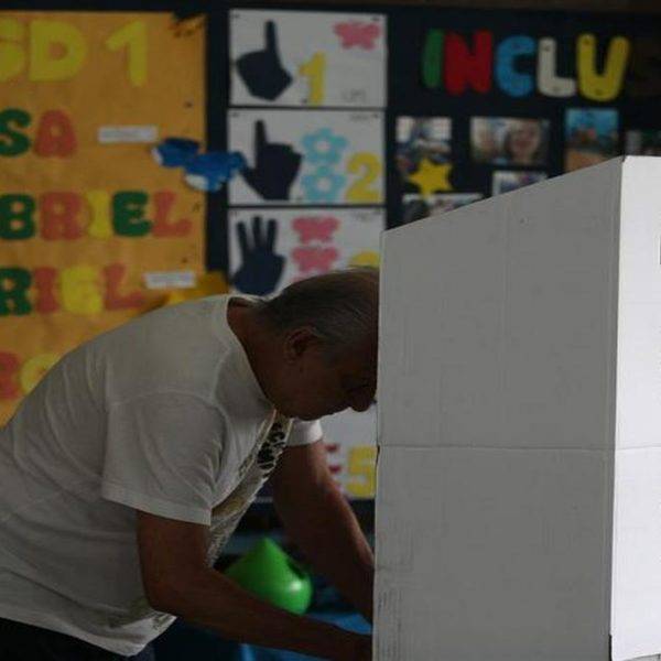 Homem Vota Durante Eleições De 2018 Foto EFEMarcelo Sayao
