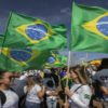 Manifestantes Seguram Bandeira Do Brasil No Distrito Federal Foto EFEJoédson Alves