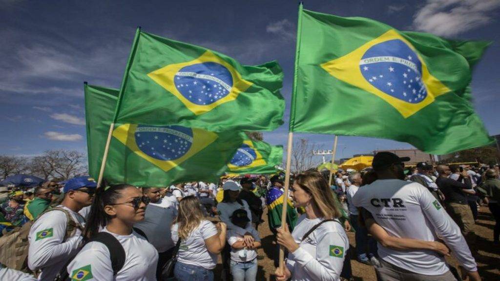 Manifestantes Seguram Bandeira Do Brasil No Distrito Federal Foto EFEJoédson Alves