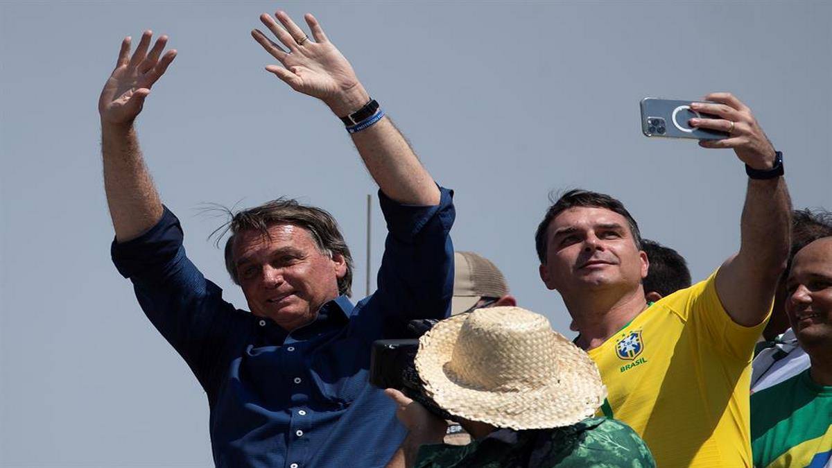 Presidente Jair Bolsonaro Ao Lado Do Filho, O Senador Flávio Bolsonaro Foto EFE Joédson Alves