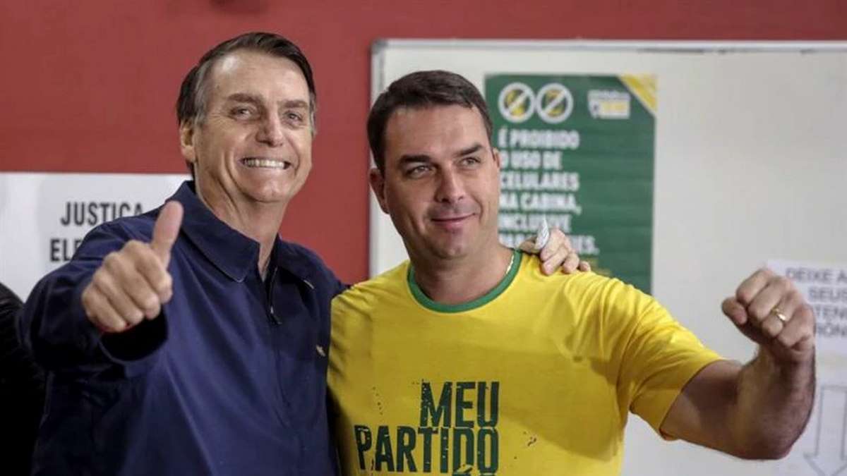 Presidente Jair Bolsonaro E O Senador Flávio Bolsonaro FotoEFEAntonio Lacerda