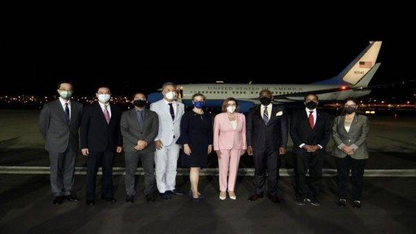 Nancy Pelosi Desembarcando Em Taiwan