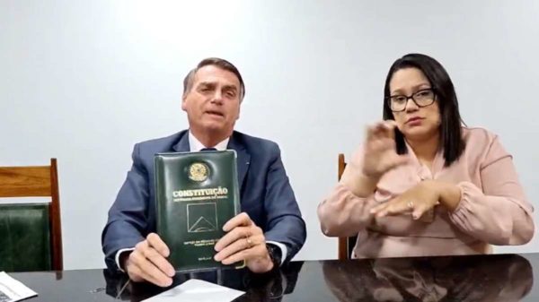 Presidente Jair Bolsonaro Segura A Constituição