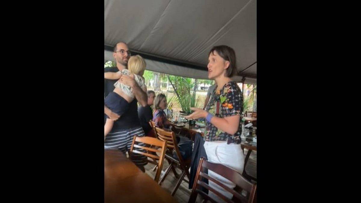 A Presidente Nacional Do PT, Gleisi Hoffmann, Ao Ser Hostilizada Em Um Restaurante
