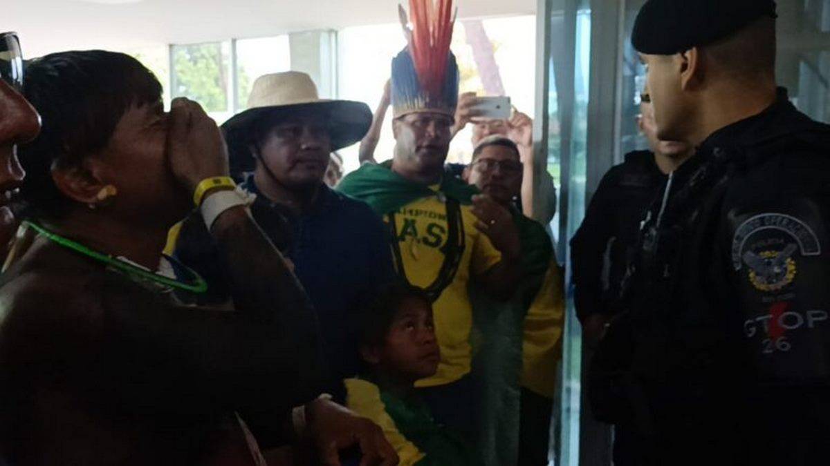 Grupo De Indígenas Se Manifesta Contra Lula No Aeroporto De Brasília