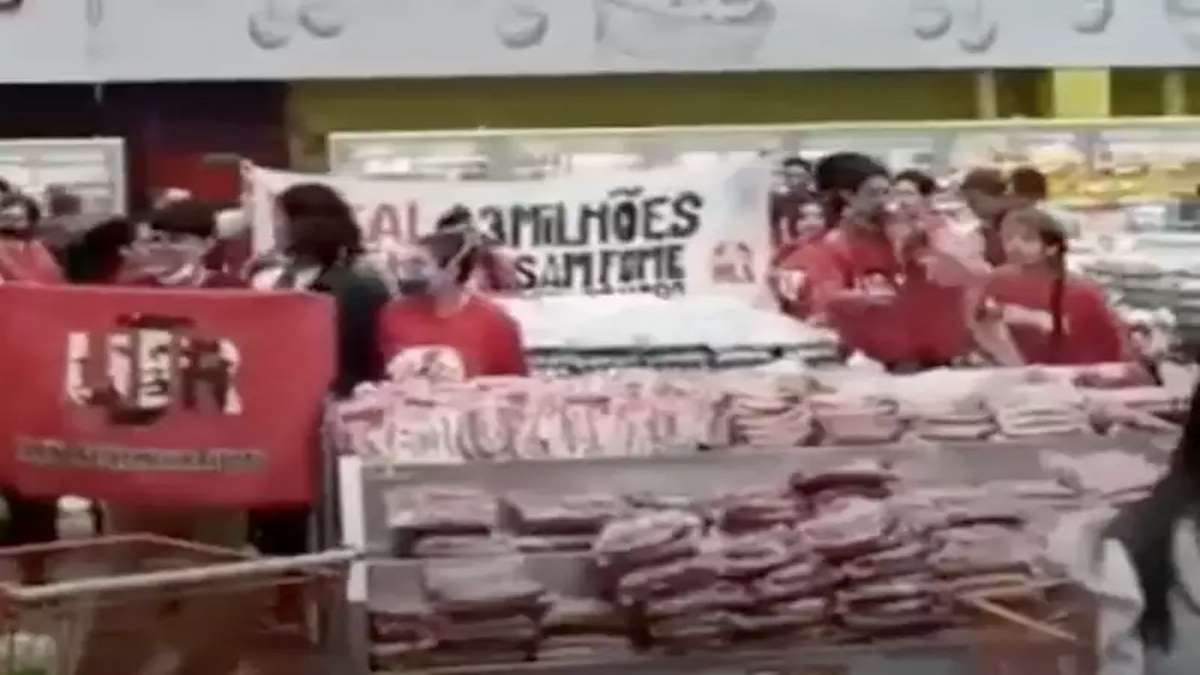 Os Manifestantes Invadiram O Supermercado Ameaçando Depredar O Estabelecimento Se Não Levassem Mercadorias