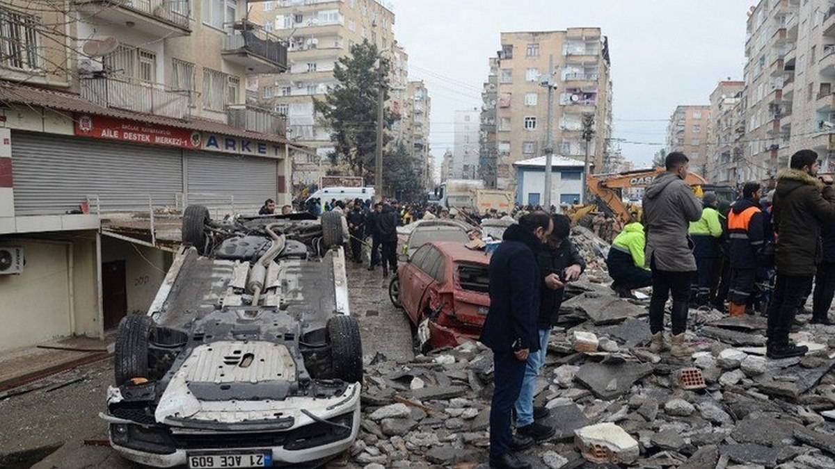 Bombeiros Trabalham Nos Escombros De Prédio Após Forte Terremoto