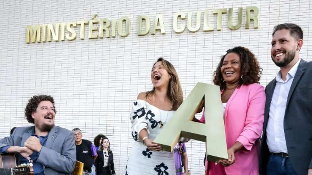 A Primeira Dama, Janja, Ao Lado Da Ministra Da Cultura, Margareth Menezes, Durante A Inauguração Do Letreiro Da Pasta, Na Quarta Feira 29