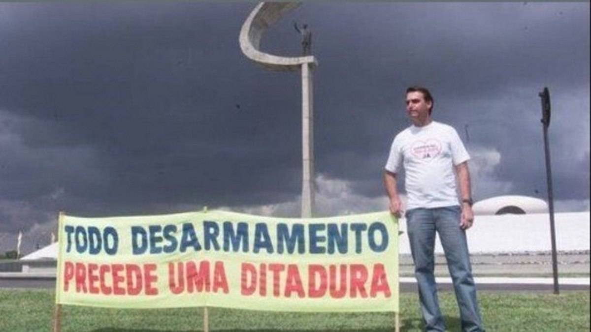 Ex Presidente Jair Bolsonaro Ao Lado De Uma Faixa