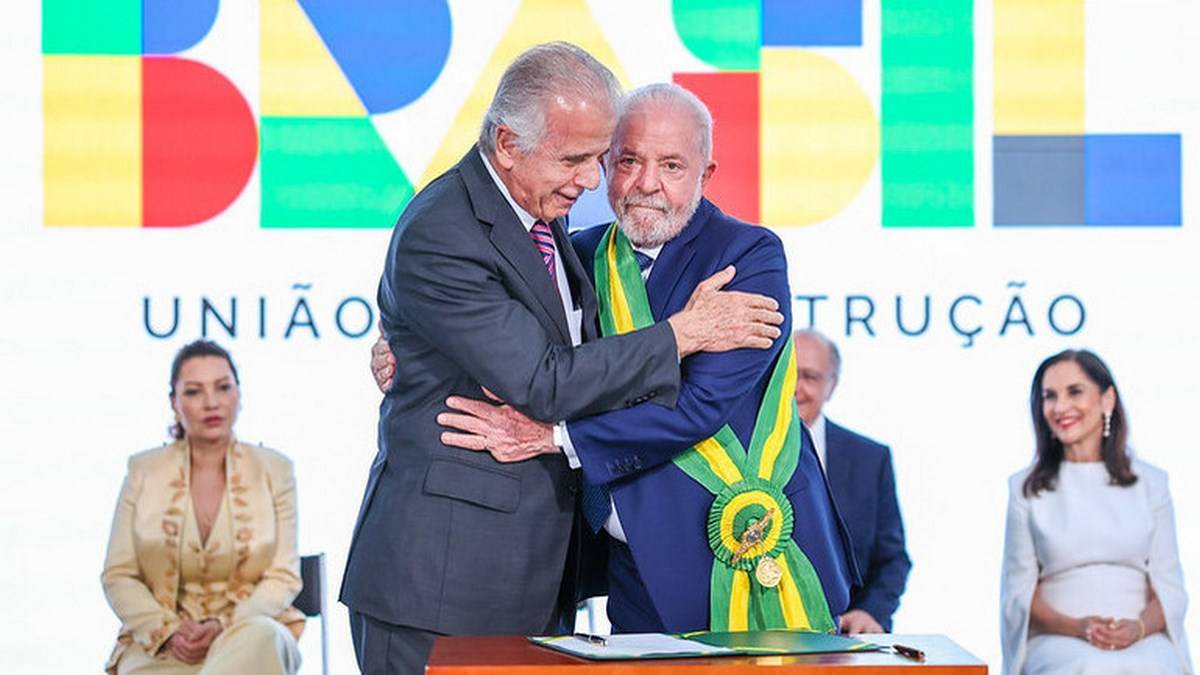 O Presidente Lula E O Ministro José Múcio Durante Cerimônia De Posse Do Cargo