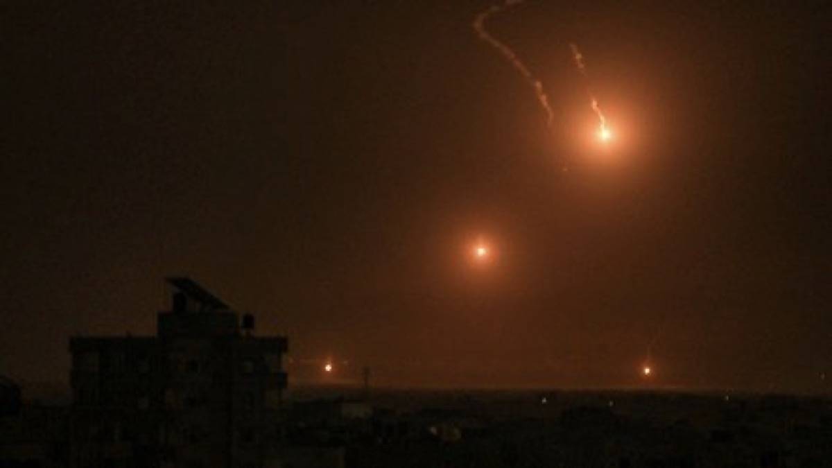 Foguetes Lançados Por Israel Iluminam O Céu De Gaza