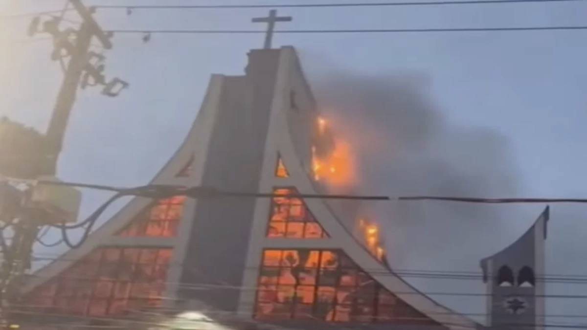Raio Cai Em Igreja, Que É Destruída Por Incêndio Na Grande São Paulo
