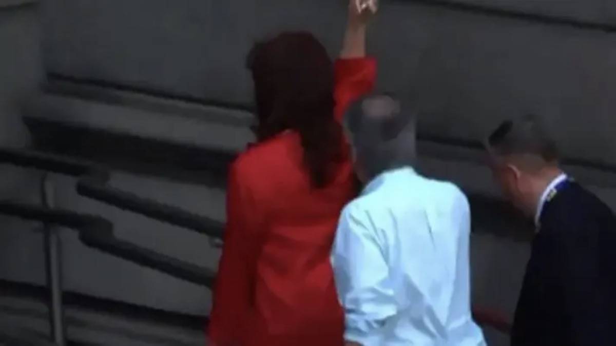 Câmera Flagra Cristina Kirchner Fazendo Gesto Obsceno Para Manifestantes