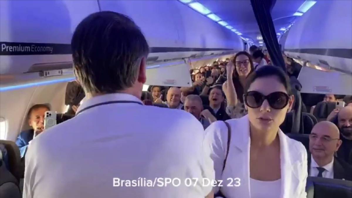Jair Bolsonaro E Esposa Michelle Bolsonaro Entrando No Avião