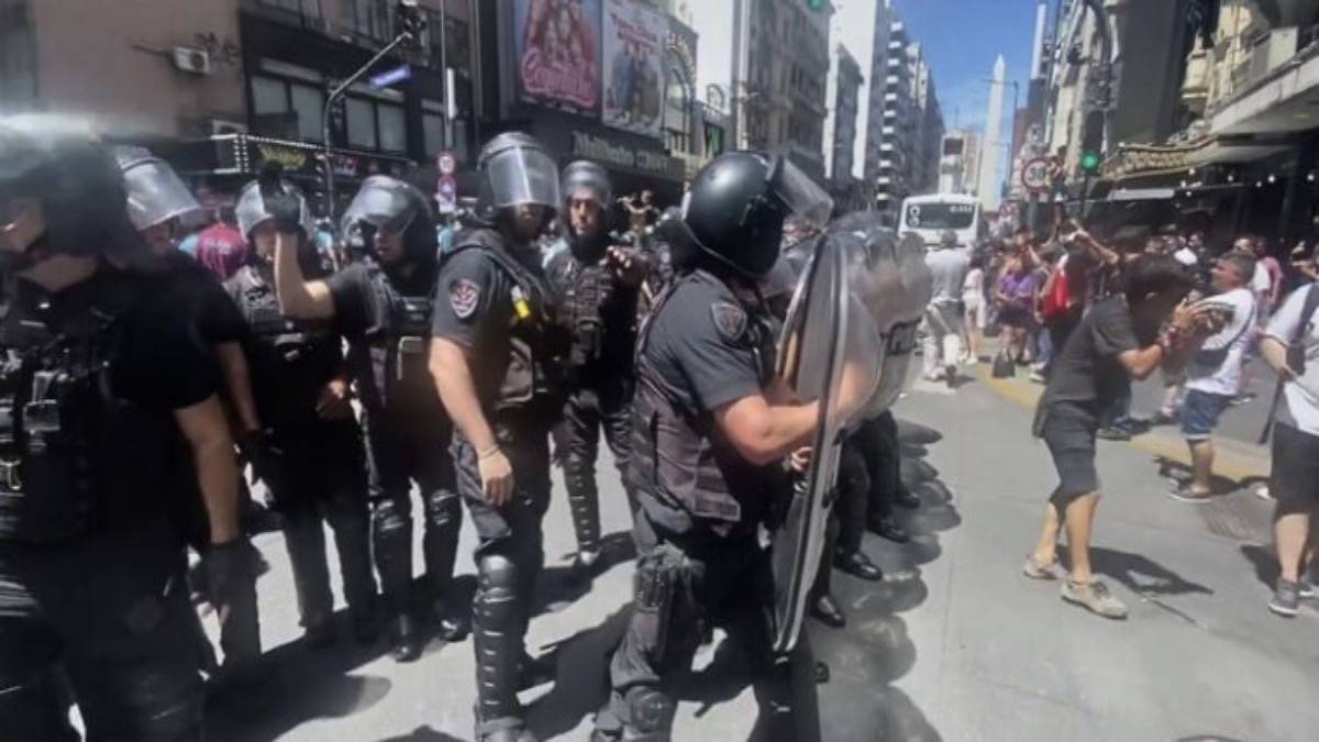 Manifestantes E Polícia Entram Em Confronto Em Protesto Na Argentina