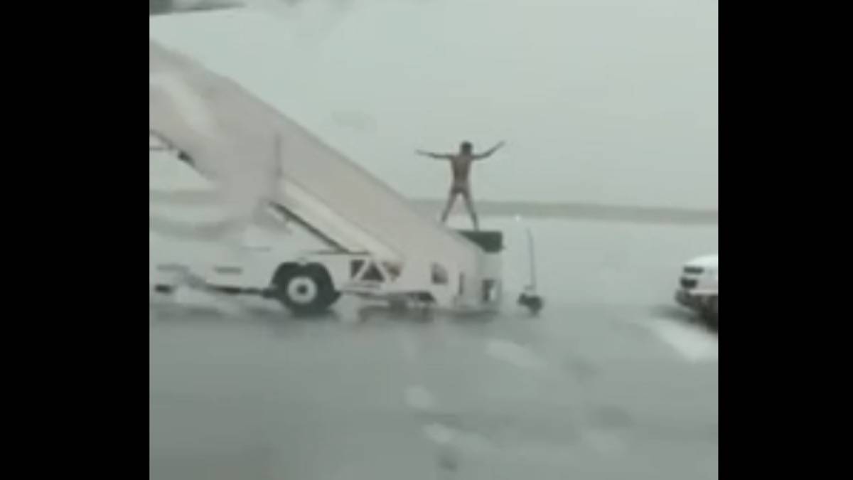 Vídeo Viral Mostra Homem Nu Dançando Em Escada De Avião Durante Tempestade