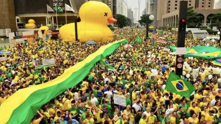 Manifestação Contra O Governo De Dilma Rousseff E Contra A Corrupção Na Avenida Paulista, Em São Paulo:2016.