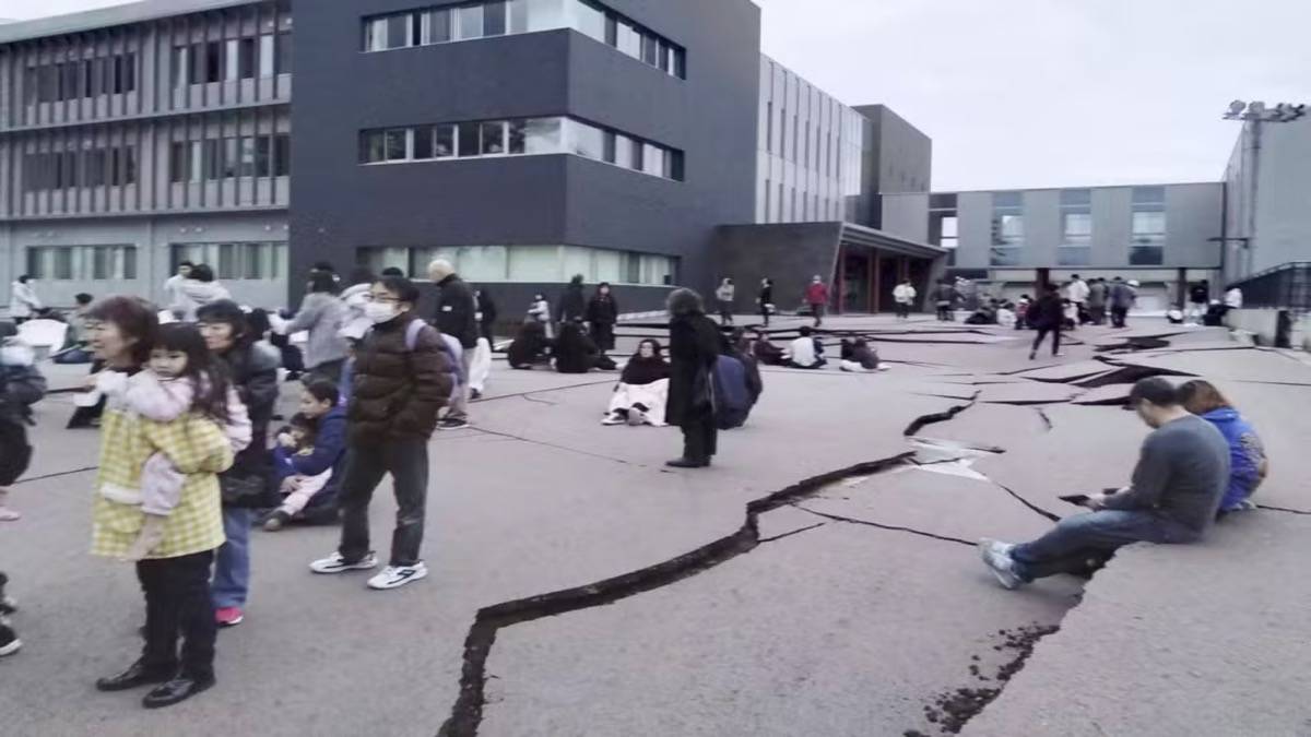 Ruas De Wajima Ficaram Rachadas Após Terremoto Atingir O Japão, Em 1º De Janeiro De 2024