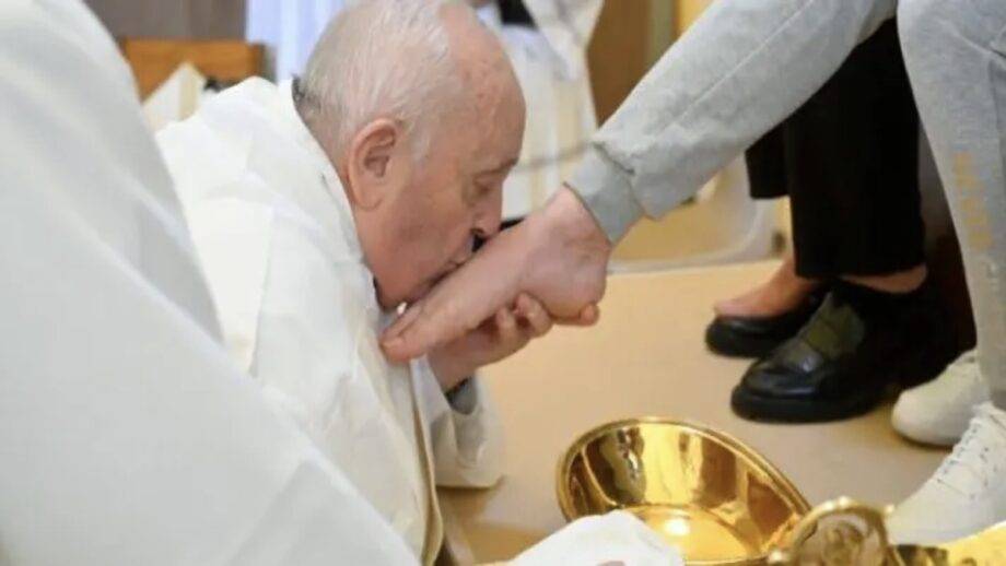 Com Problemas De Mobilidade, O Papa Francisco Realizou A Cerimônia Em Uma Cadeira De Rodas