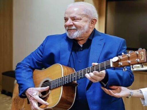 Lula Tocando Violão