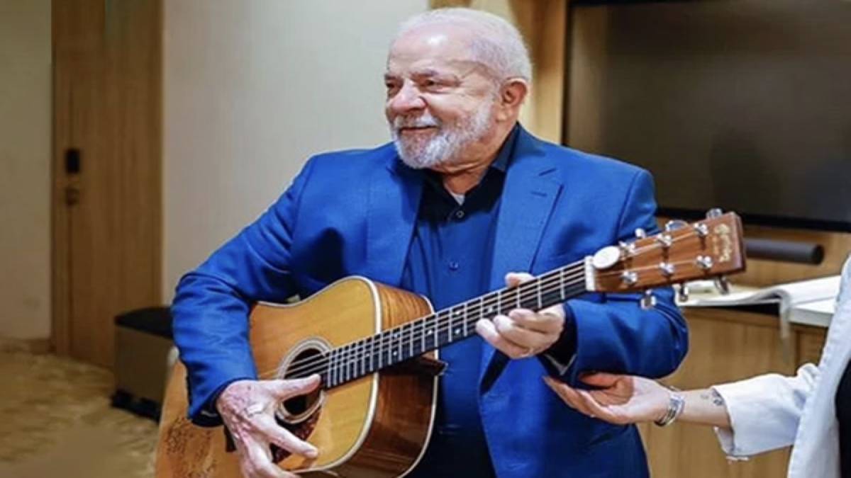 Lula Tocando Violão