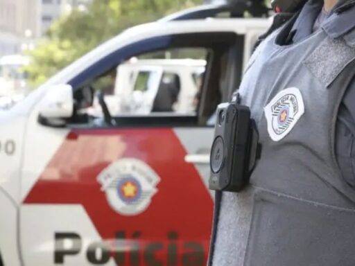 Agente Da Polícia Militar De São Paulo Ao Lado De Uma Viatura Da Corporação
