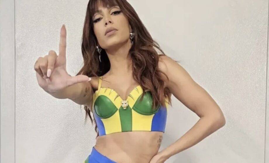 A Cantora Anitta 'faz O L', Durante Apresentação