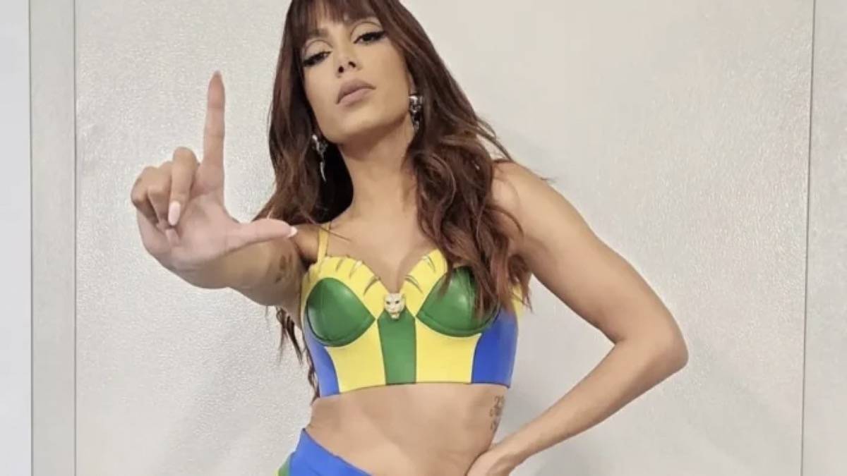 A Cantora Anitta 'faz O L', Durante Apresentação
