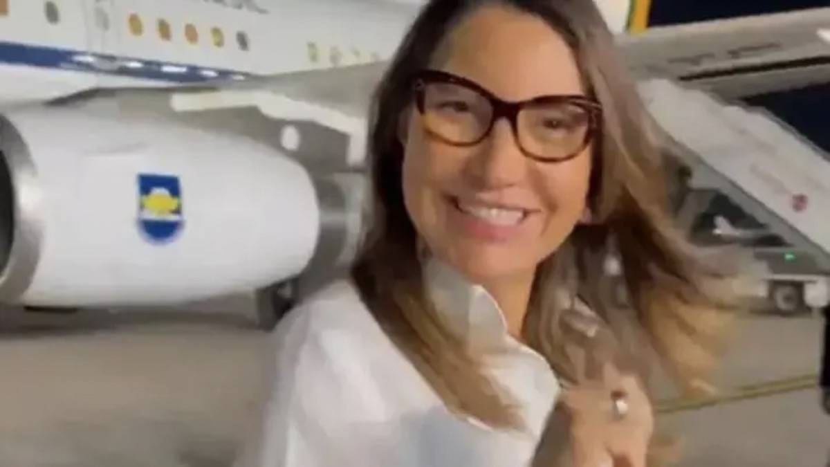 A Primeira Dama Janja Da Silva E Uma Das Aeronaves Da FAB