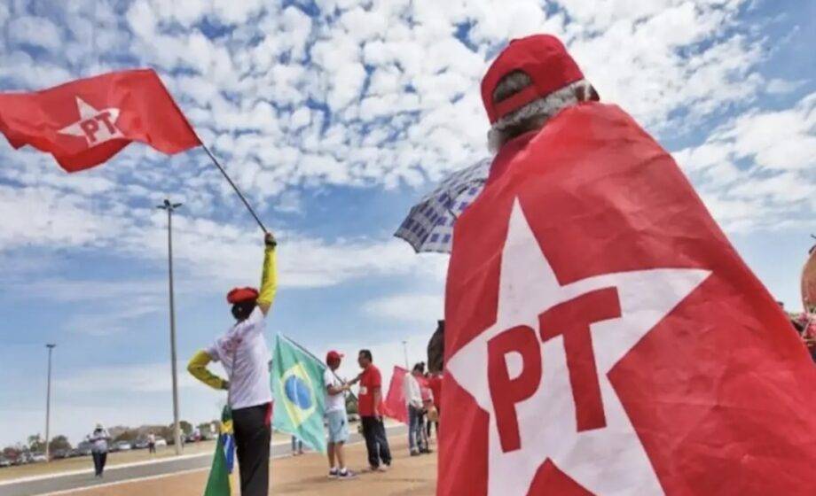 Militantes Do Partido Dos Trabalhadores Com Bandeiras Lula