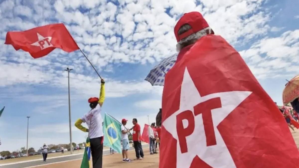 Militantes Do Partido Dos Trabalhadores Com Bandeiras Lula