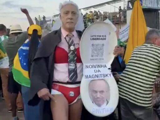 Bolsonarista Se Fantasia De Moraes Com Roupa Íntima E Grinalda