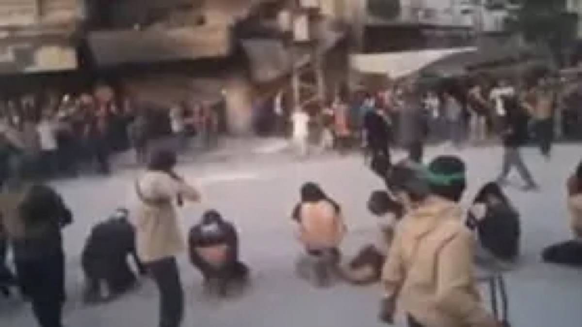 Momento Em Que Membros Do Grupo Terrorista Hamas Prepara O Assassinato De Um Grupo De Palestinos
