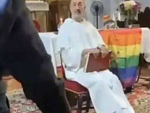 Diante De Protestos, O Padre Francisco Javier Rodríguez Defendeu A Colocação Da Bandeira