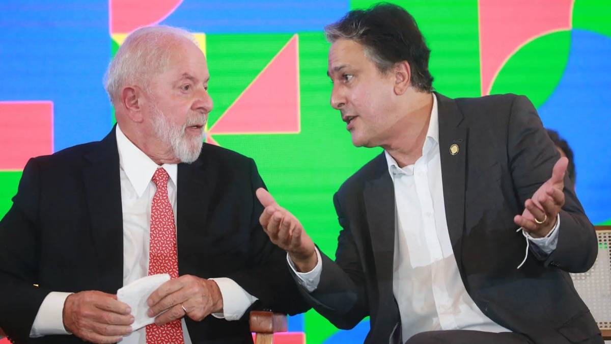 O Presidente Lula E O Ministro Da Educação, Camilo Santana, Durante A Conae 2024, Na Universidade De Brasília