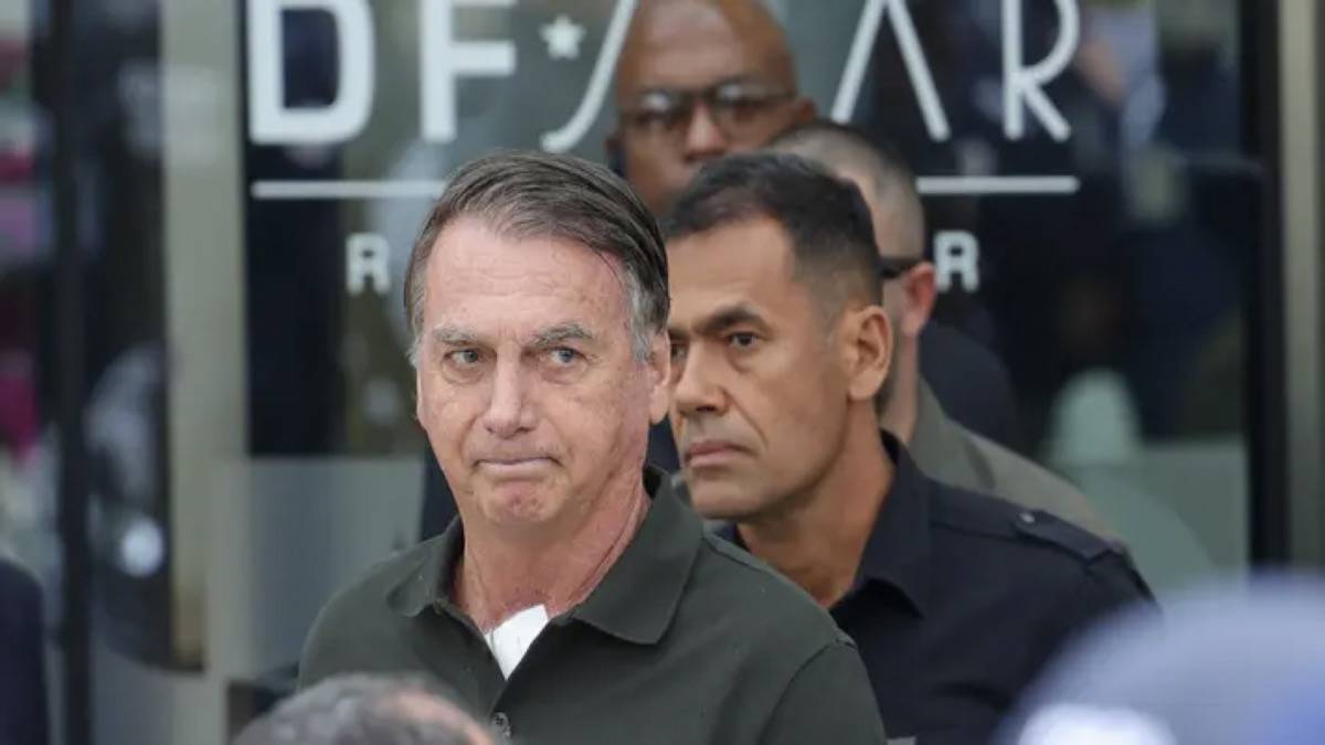 Ex Presidente Bolsonaro Deixa O Hospital