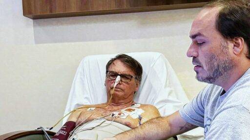 Jair Bolsonaro Ao Lado De Carlos Bolsonaro, No Hospital
