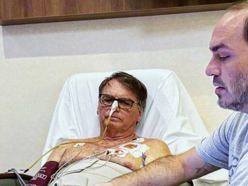 Jair Bolsonaro Ao Lado De Carlos Bolsonaro, No Hospital