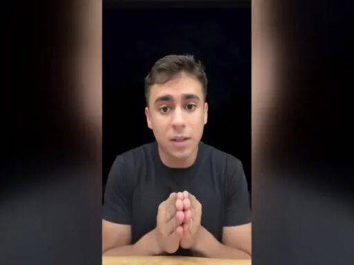 Nikolas Ferreira Grava Um De Seus Tradicionais Vídeos Com Fundo Preto