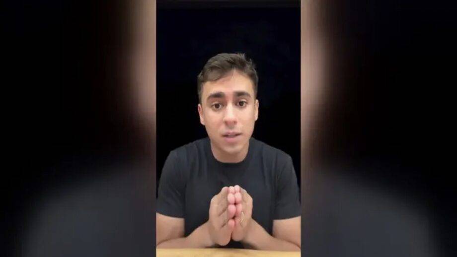 Nikolas Ferreira Grava Um De Seus Tradicionais Vídeos Com Fundo Preto